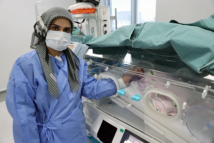 Ambulans Uçakla Sevk Edildi, Üçüz Bebeklerini Dünyaya Getirdi (1)