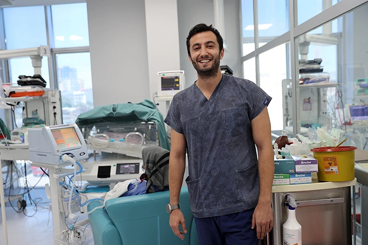 Ambulans Uçakla Sevk Edildi, Üçüz Bebeklerini Dünyaya Getirdi (2)