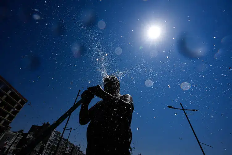 Aşırı Sıcaklar Için Uyarı Riskli Gruplar Dikkatli Olmalı (1)