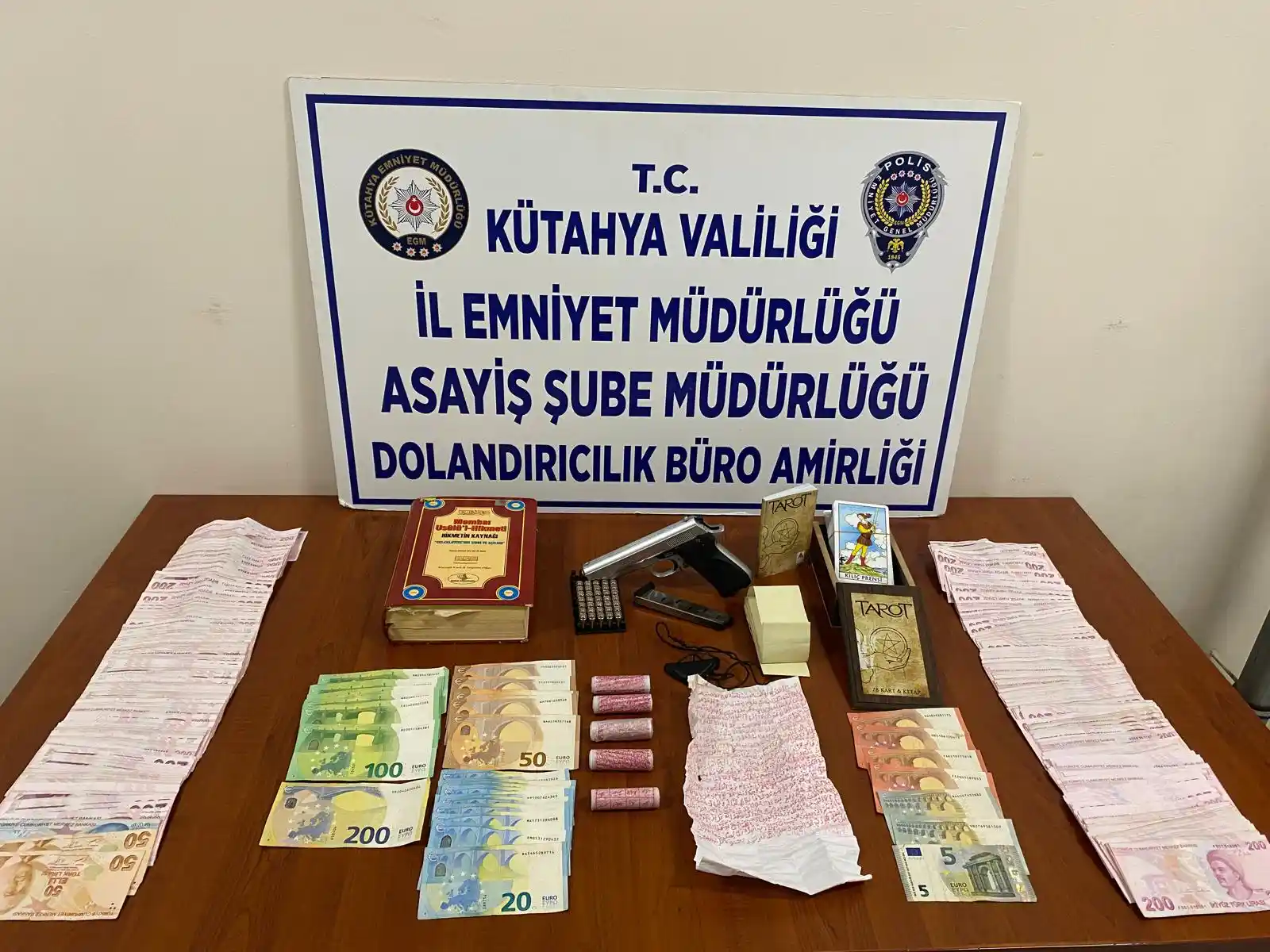 Banka Hesaplarindaki̇ Paralara Bloke Konuldu Şüphelilere Ait Banka Hesaplarında Bulunan 1 Milyon 500 Bin Lira Paraya Da Bloke Konuldu.44