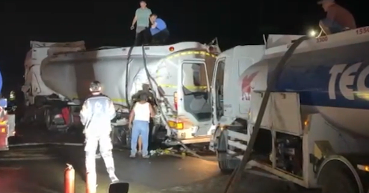 İstanbul İzmir Otoyolu’nda Emniyet Şeridinde Bekleyen Akaryakıt Tankerine Çarpan Tırın Sürücüsü Yaralandı, Yola Mazot Sızdı.