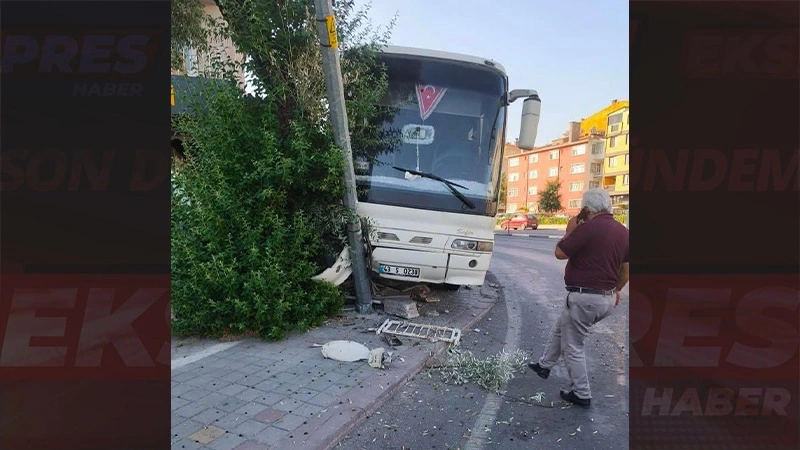 Kütahya Freni Boşalan Işçi Servisi Elektrik Direğine Çarptı