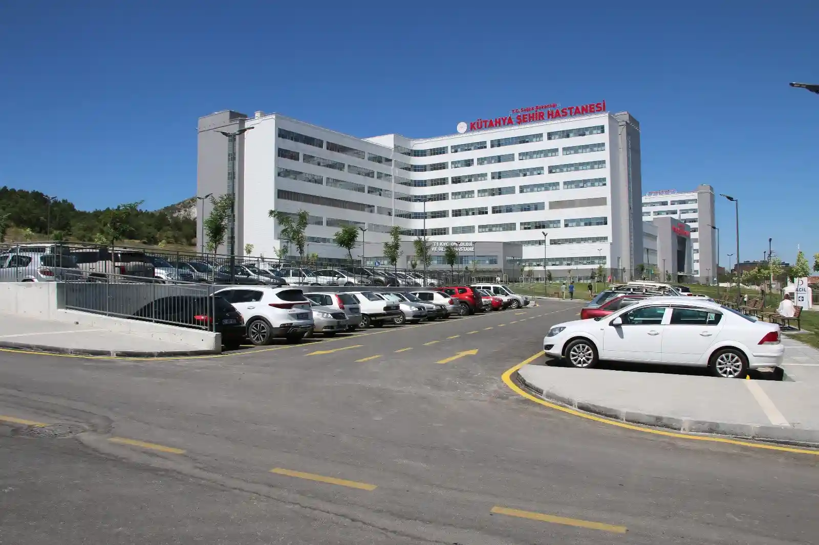 Kütahya Şehir Hastanesi’nde Yaşanan Otopark Sıkıntısına Çözüm Olarak Ek Açık Otopark Hizmete Alındı.