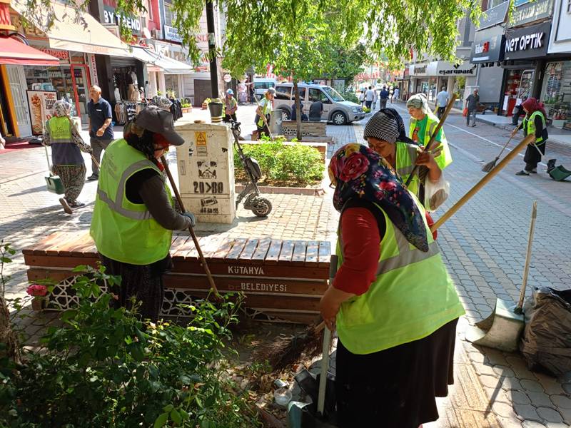 Kütahya Sevgiyolu’nda Detaylı Temizlik Çalışması Yapıldı (2)