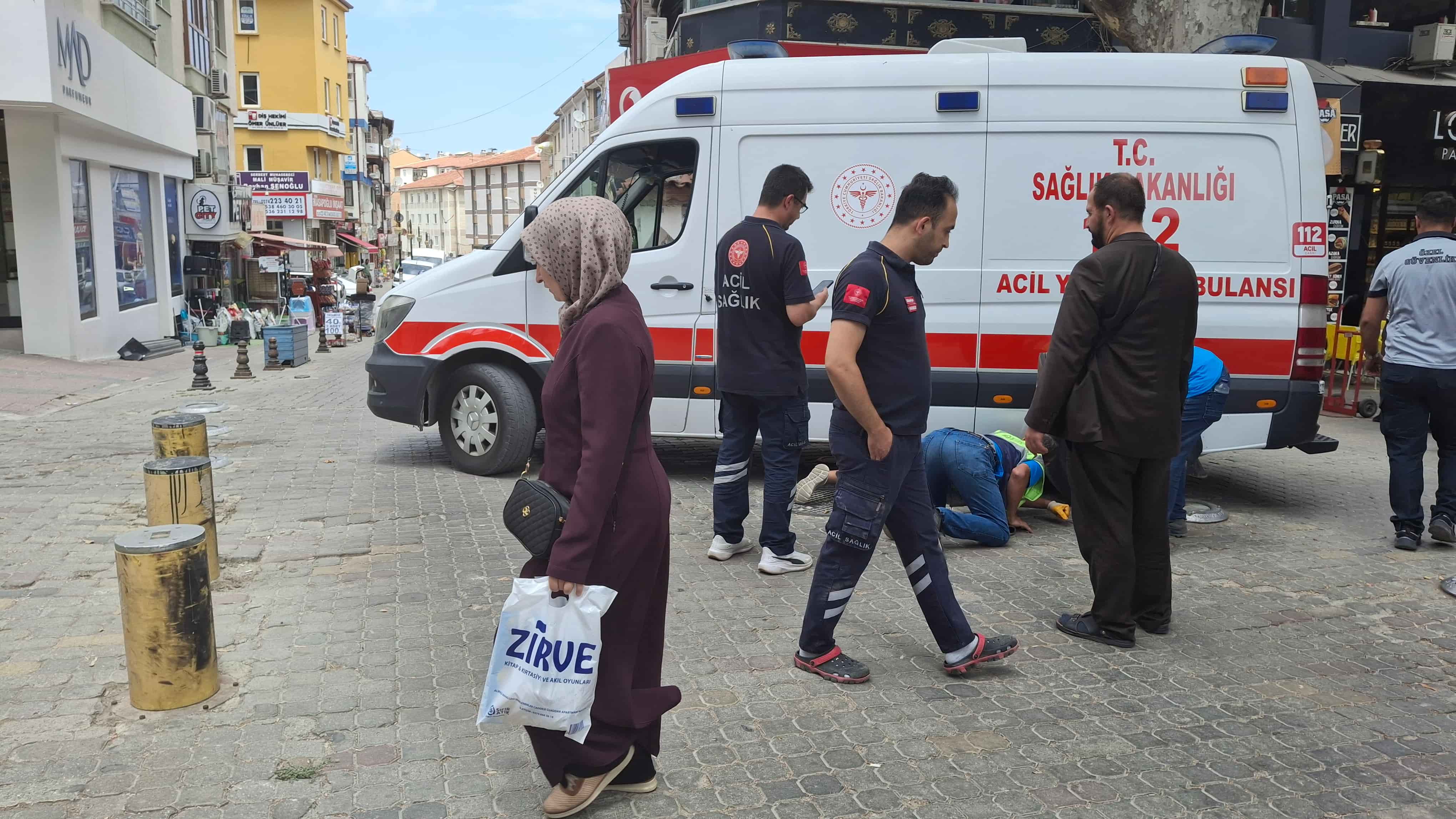Kütahya’da Ambulans Askıda Kaldı, Kepçeyle Kurtarıldı3 (1)
