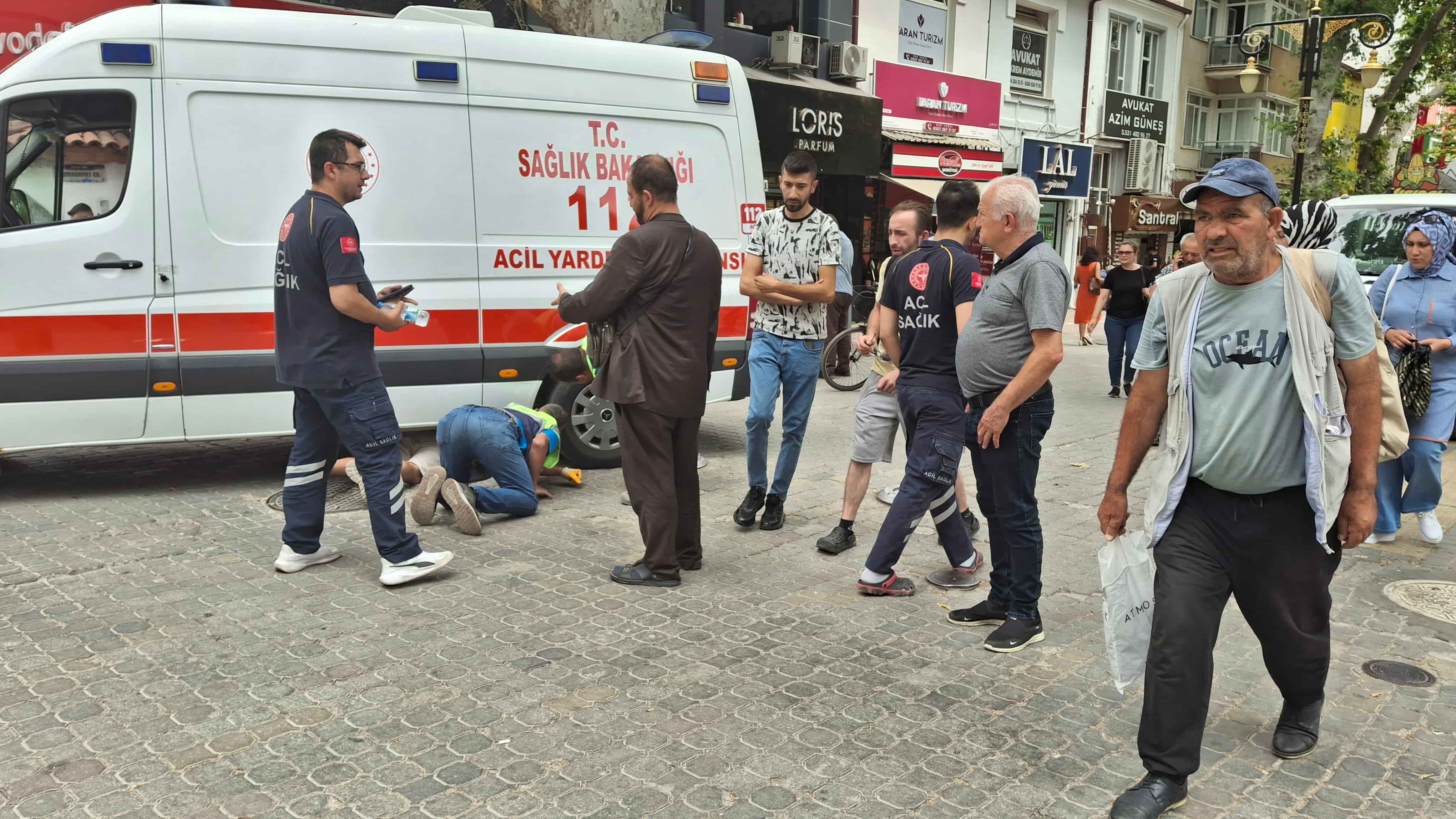 Kütahya’da Ambulans Askıda Kaldı, Kepçeyle Kurtarıldı4 (1)-1