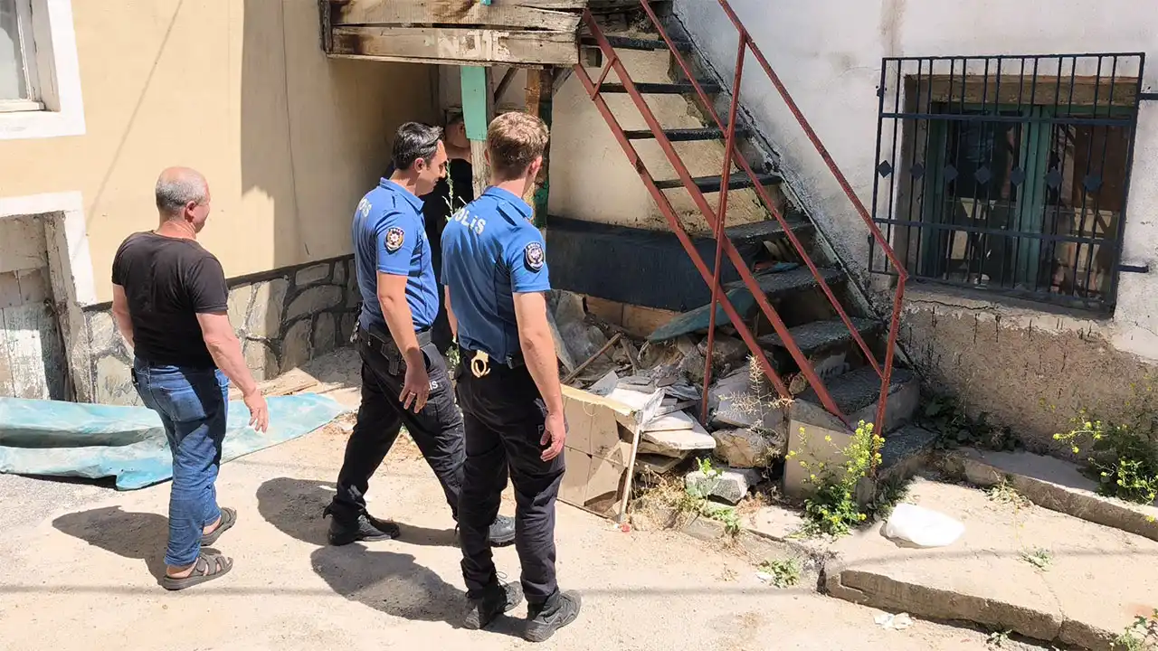 Kütahya'da Ceset Kokusu Geliyor Ihbarı Polisi Alarma Geçirdi2