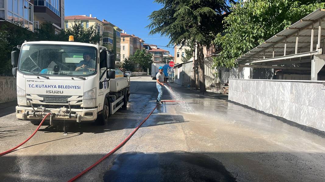 Kütahya'da Dumlupınar Mahallesinde Sokaklar Yıkanarak Temizlendi (2)