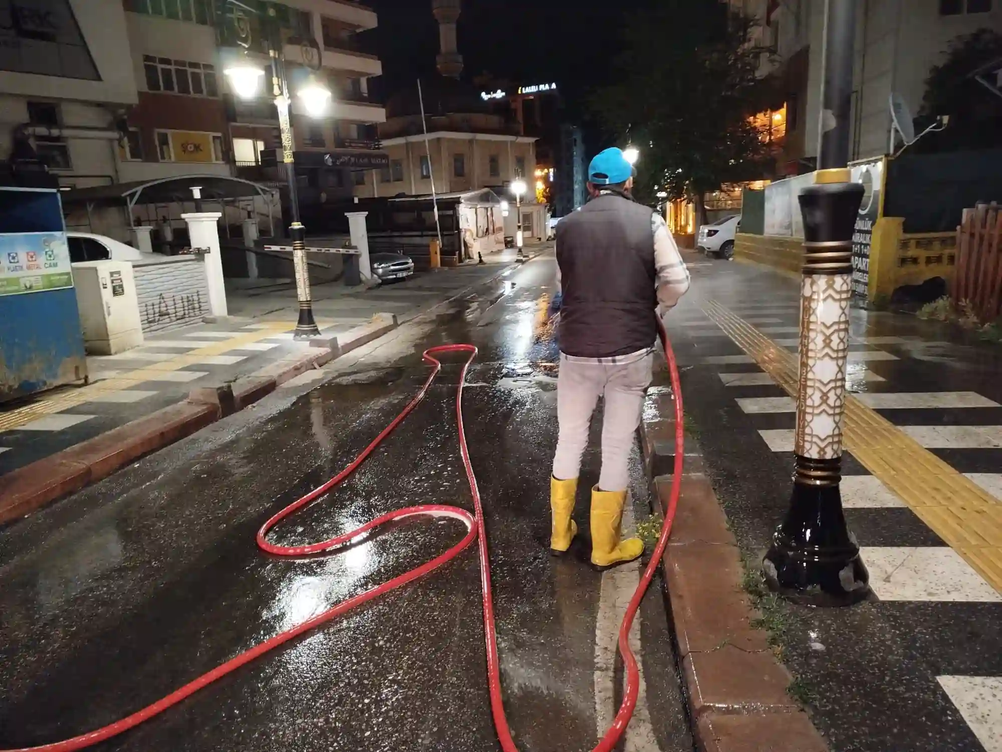 Kütahya’da Ekipler, Sokak Ve Caddeleri Yıkıyor 2