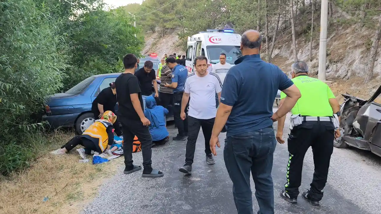 Kütahya’da Iki Otomobil Kafa Kafaya Çarpıştı, Yaralılar Var5