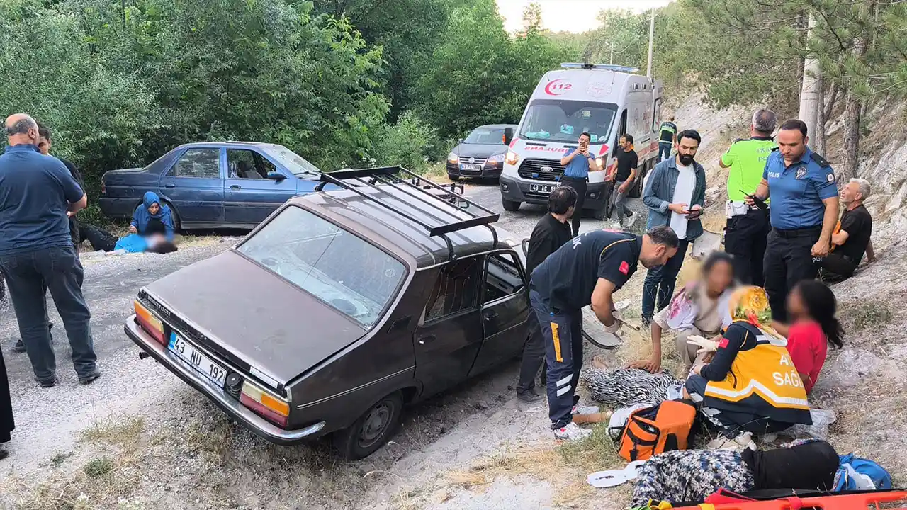 Kütahya’da Iki Otomobil Kafa Kafaya Çarpıştı, Yaralılar Var7