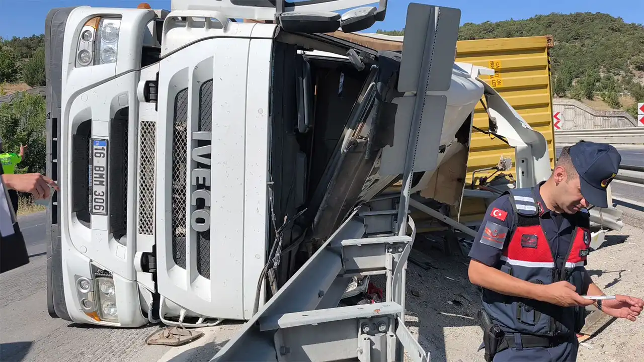 Kütahya’da Ilıca Virajında Tır Devrildi, 1 Yaralı2