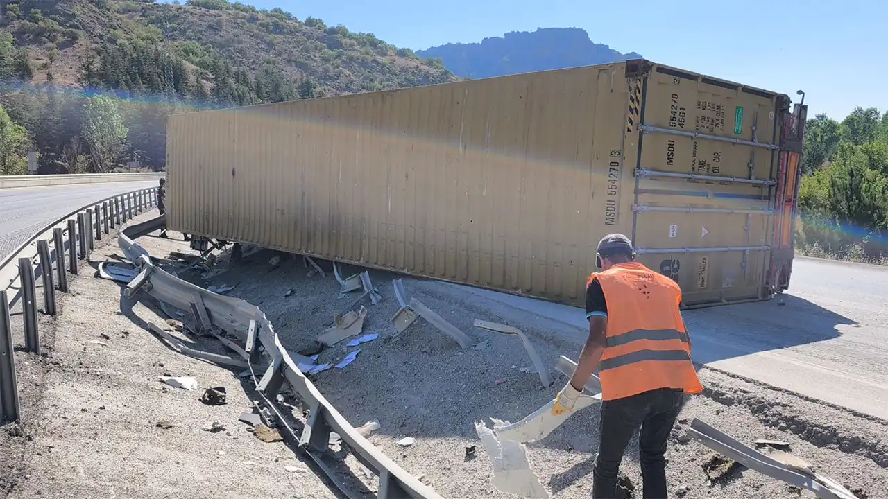 Kütahya’da Ilıca Virajında Tır Devrildi, 1 Yaralı4