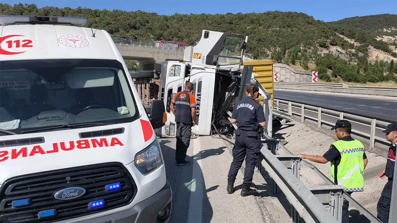 Kütahya’da Ilıca Virajında Tır Devrildi, 1 Yaralı5