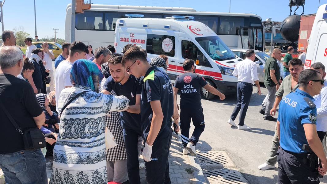 Kütahya'da Işçi Servisi Tankere Çarptı, Çok Sayıda Yaralı Var (1)