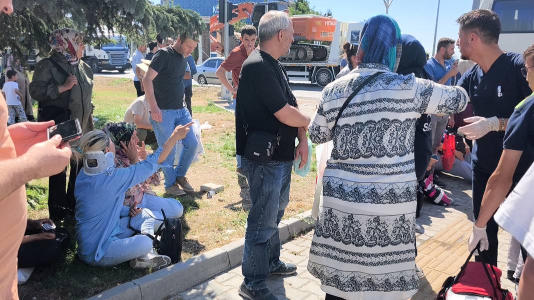 Kütahya'da Işçi Servisi Tankere Çarptı, Çok Sayıda Yaralı Var (2)