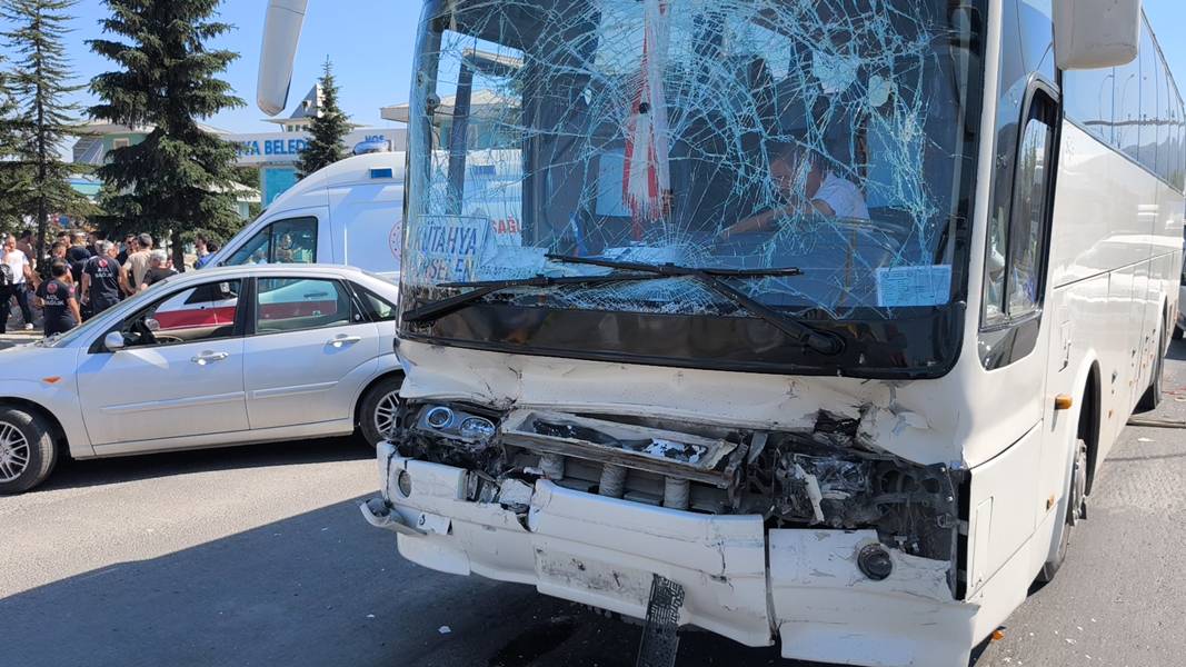 Kütahya'da Işçi Servisi Tankere Çarptı, Çok Sayıda Yaralı Var (5)