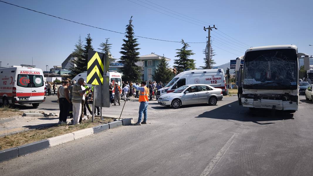 Kütahya'da Işçi Servisi Tankere Çarptı, Çok Sayıda Yaralı Var (6)