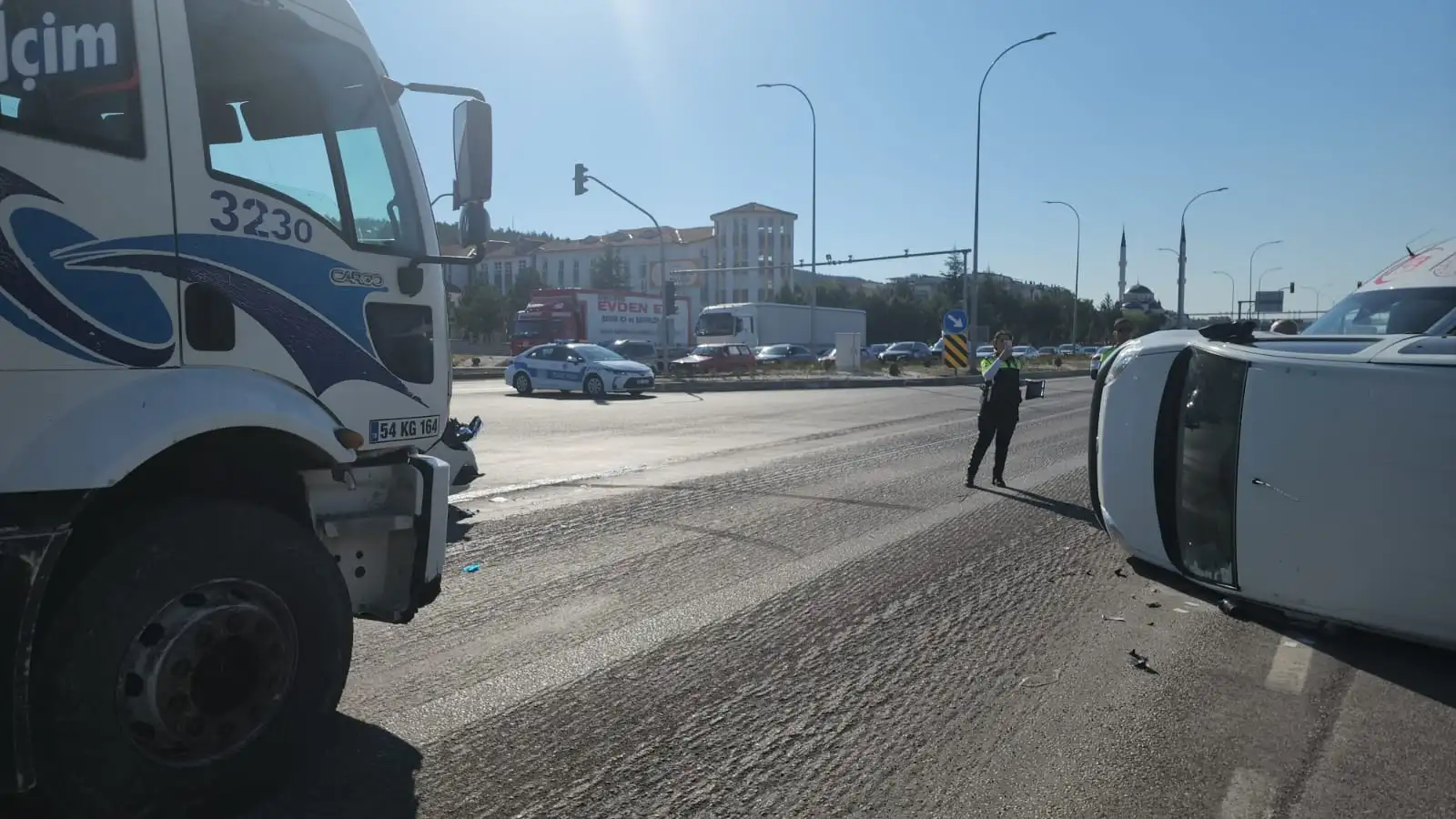 Kütahya’da Kavşakta Otomobil Ile Hafif Ticari Aracın Çarpışması Sonucu Meydana Gelen Trafik Kazasında Bir Kişi Yaralandı (1)