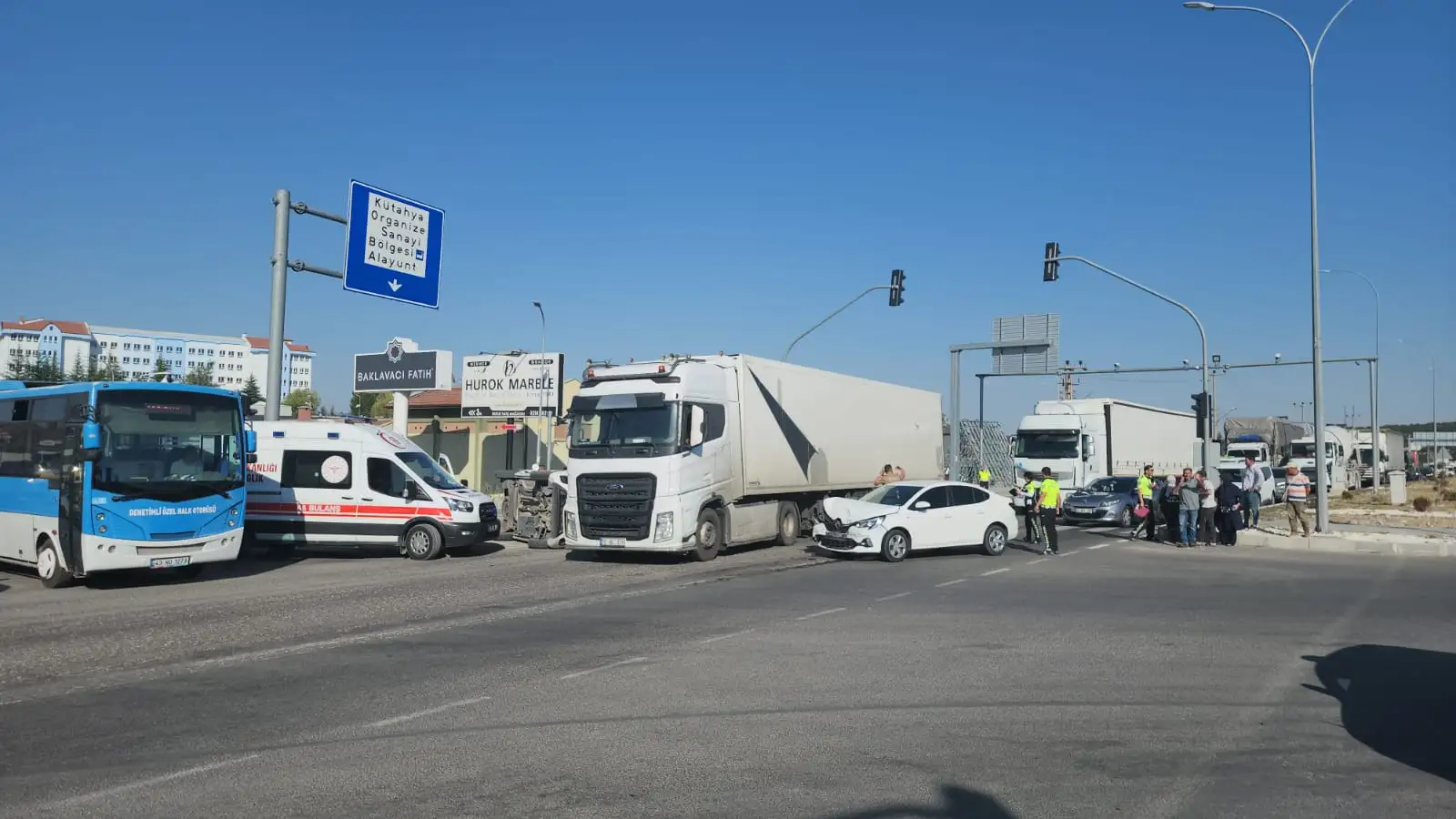 Kütahya’da Kavşakta Otomobil Ile Hafif Ticari Aracın Çarpışması Sonucu Meydana Gelen Trafik Kazasında Bir Kişi Yaralandı (3)