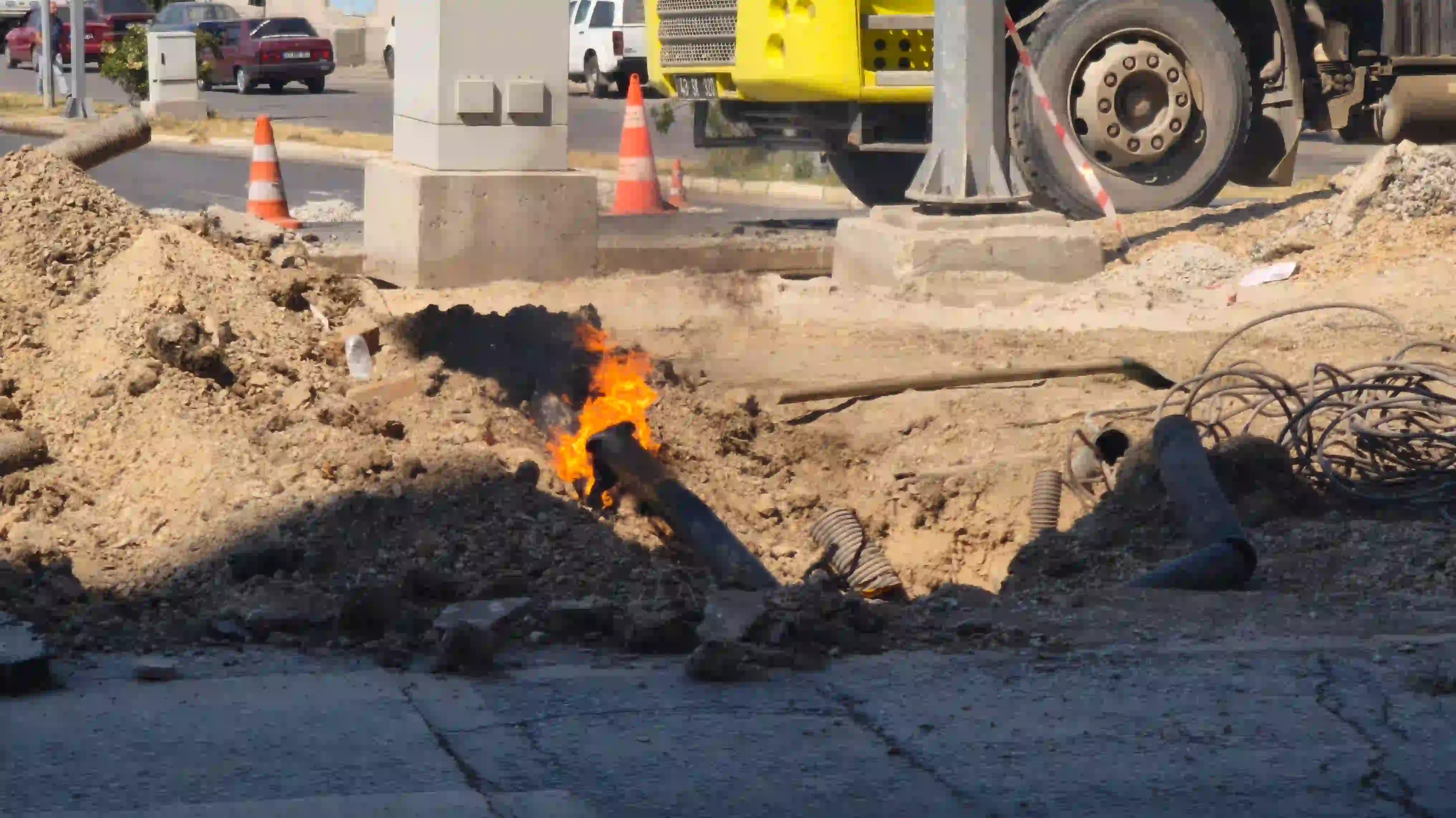 Kütahya'da Kepçe Yeraltı Elektrik Kablosunu Kopardı (1)
