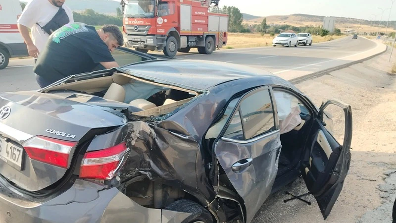 Kütahya’da Kontrolden Çıkan Otomobil Takla Attı, 2 Yaralı 1