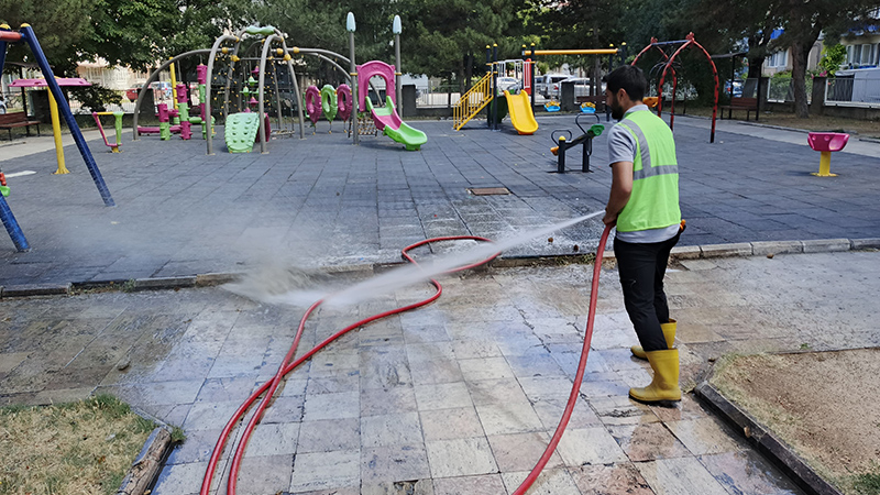 Kütahya’da Mahallelerde Parklar Yıkandı, Temizlendi (1)