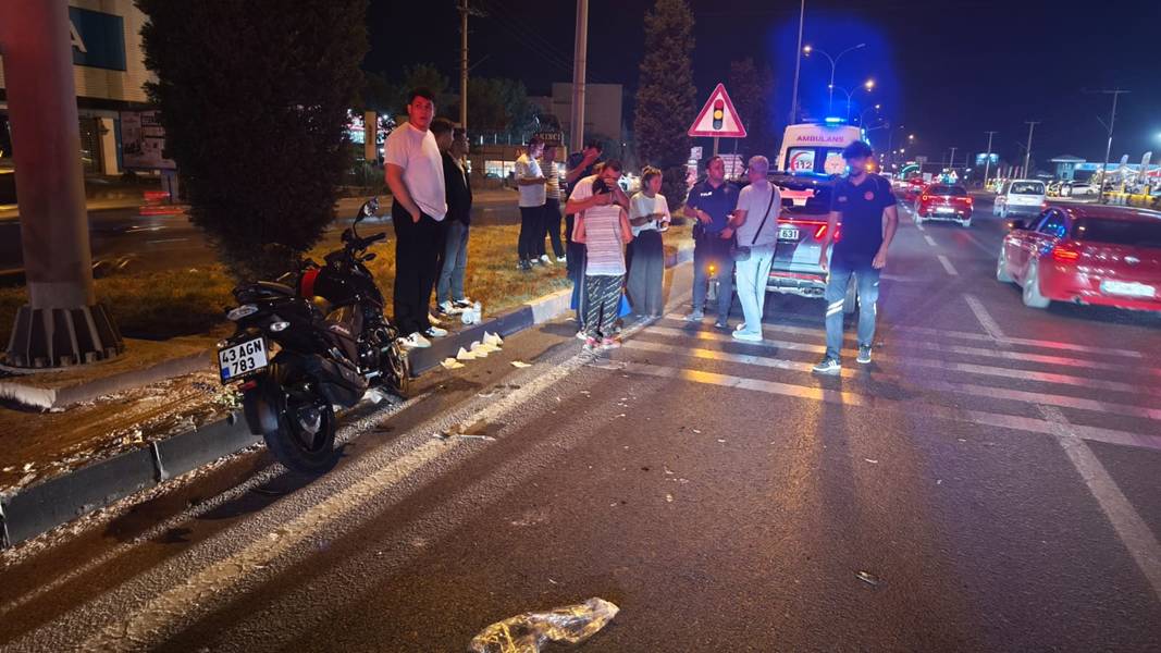 Kütahya’da Motosiklet Otomobile Arkadan Çarptı, 1 Yaralı (4)-1
