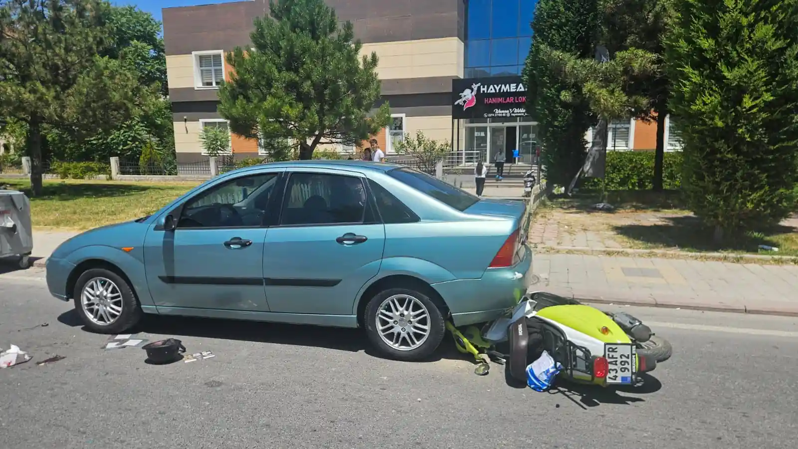 Kütahya’da Motosiklet Park Halindeki Otomobile Çarptı2