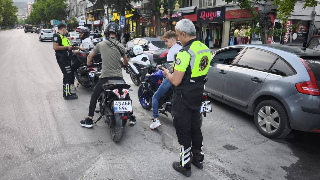 Kütahya’da Motosiklet Sürücülerine Yönelik Trafik Denetimi Yapıldı (3)