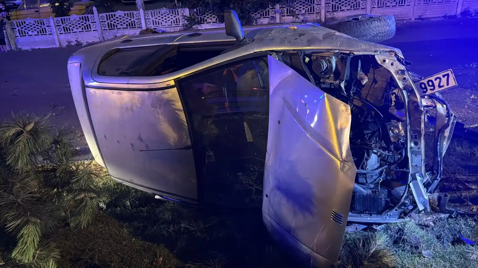 Kütahya’da Otomobil Ağaçları Biçerek Devrildi7