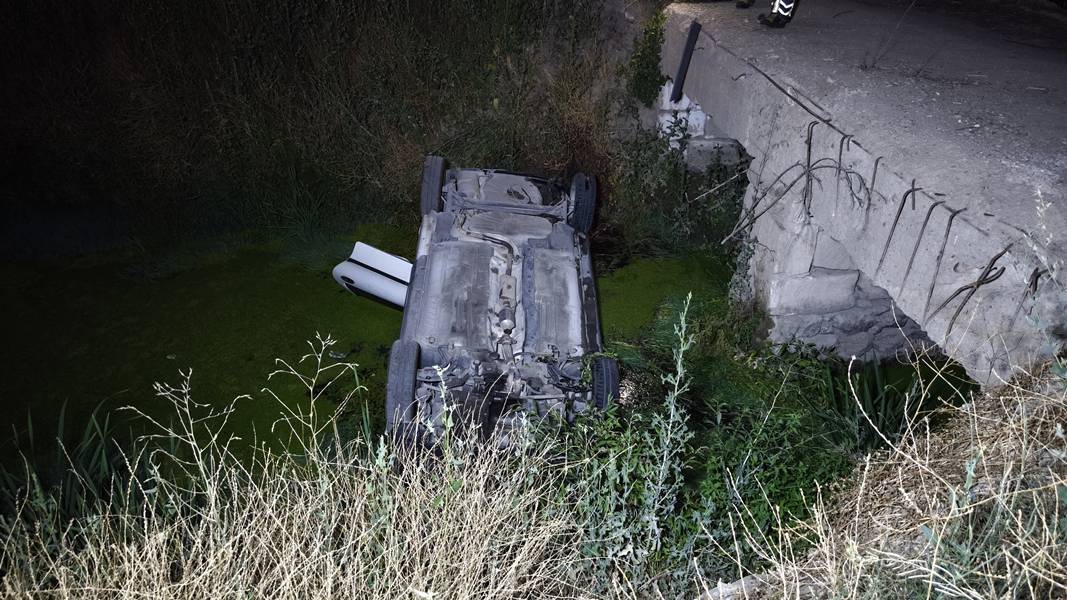 Kütahya’da Otomobil Felent Çayı’na Uçtu, Iki Kişi Kurtarıldı (2)