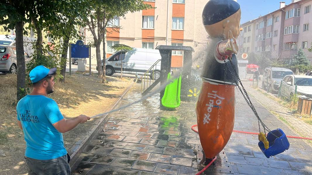 Kütahya'da Parklarda Temizlik Çalışmaları Devam Ediyor (1)