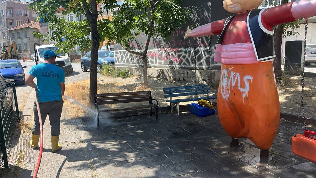 Kütahya'da Parklarda Temizlik Çalışmaları Devam Ediyor (5)