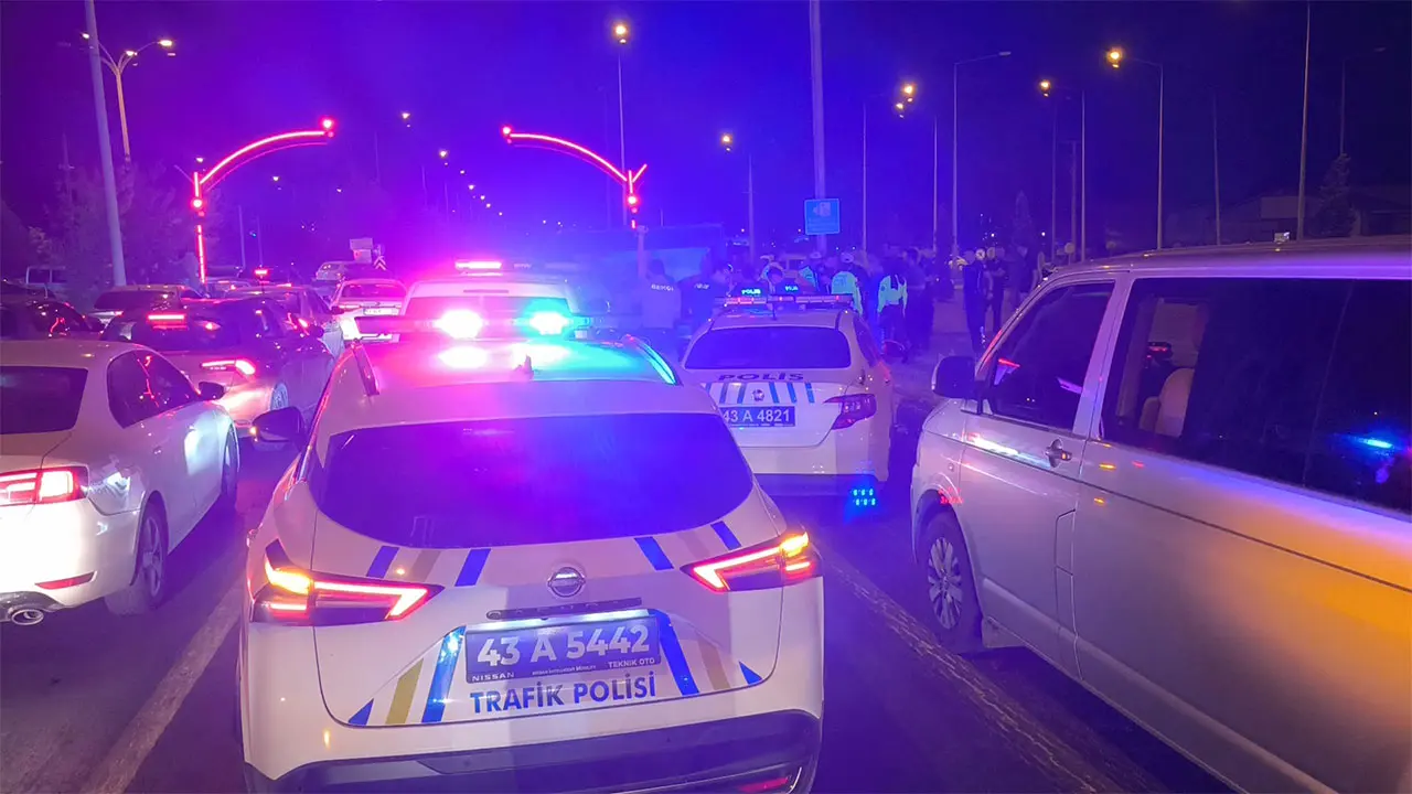 Kütahya’da Polisin Dur Ihtarına Uymayarak Kaçan Şüpheliler Yakalandı5