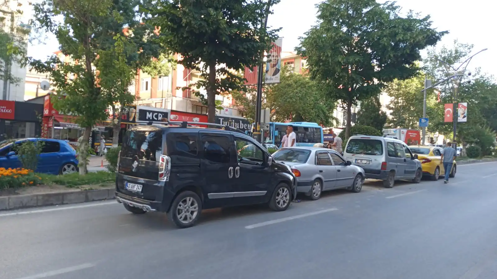 Kütahya’da Zincirleme Trafik Kazası, 4 Araç Çarpıştı1