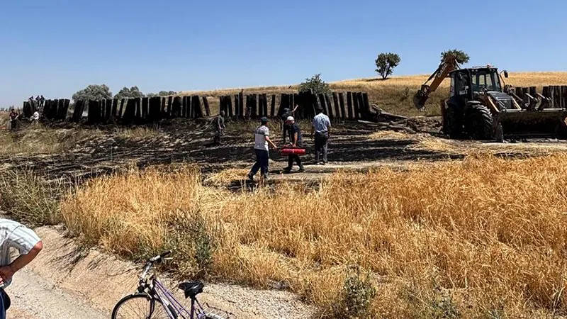 Kütahya’nın Dumlupınar Ilçesinde Yol Kenarındaki Otların Yanmasıyla Başlayan Yangın, Itfaiye Ekiplerinin Erken Müdahalesi Ile Tarlalara Sıçramadan Söndürüldü.2