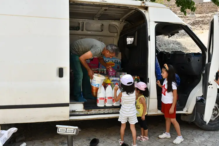 Minibüsüyle Köyleri Gezen Esnaf Takas Usulüyle Satış Yapıyor2