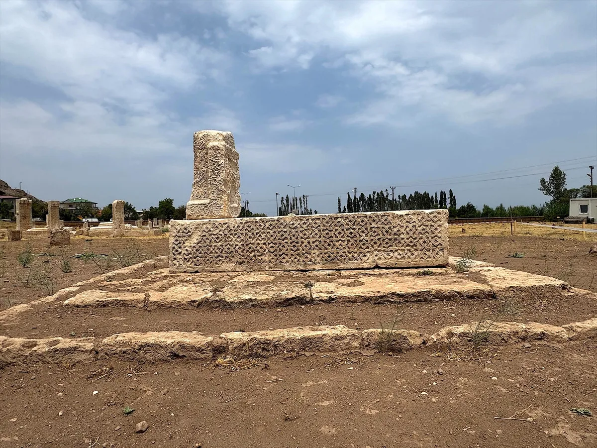 Van’daki Selçuklu Mezarlığı’nda 6 Yeni Mezar Keşfedildi2