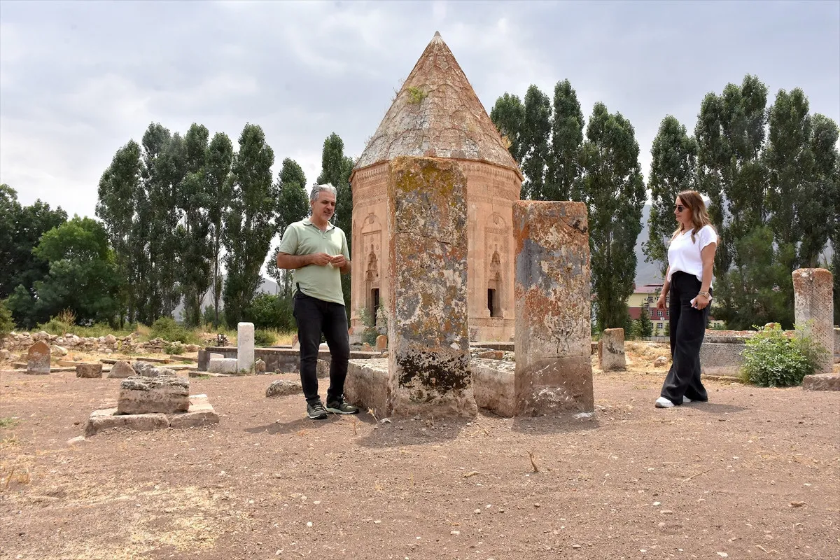 Van’daki Selçuklu Mezarlığı’nda 6 Yeni Mezar Keşfedildi3
