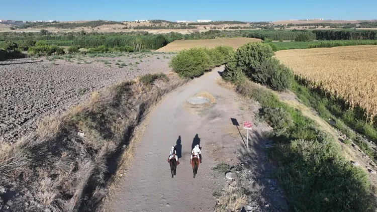 Buzcu Baba At Sırtında Tarladaki Işçileri Serinletiyor (2)