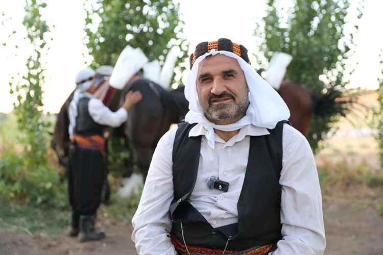 Buzcu Baba At Sırtında Tarladaki Işçileri Serinletiyor (3)