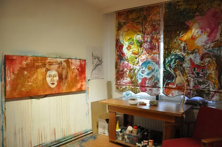 Depremden Kurtarılan Kitap Sayfalarıyla Duvar Portresi2