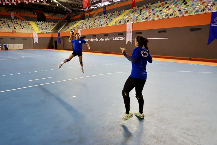 Genç Hentbolcu Işitme Engellileri Antrenörlüğüyle Destekliyor (2)