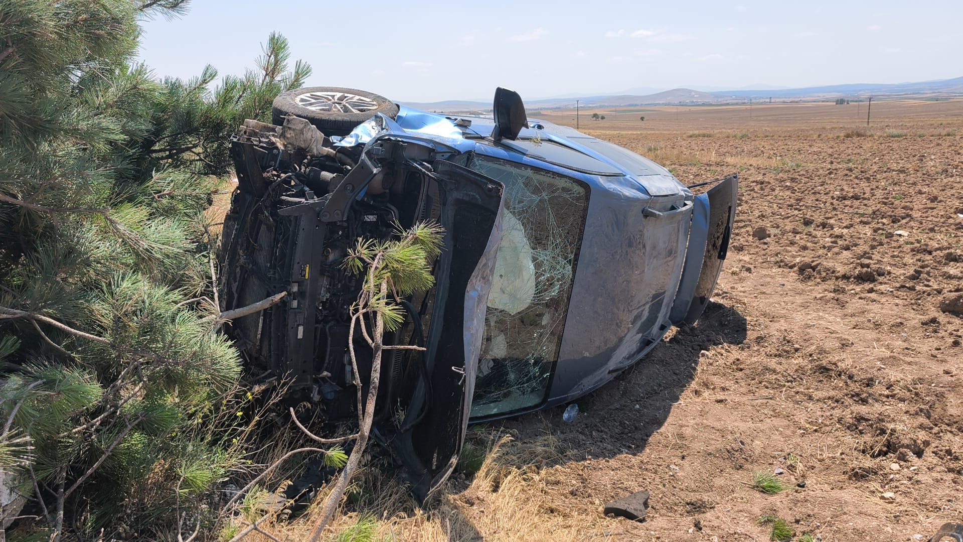 Kütahya'da Hafif Ticari Araç Tarlaya Devrildi1