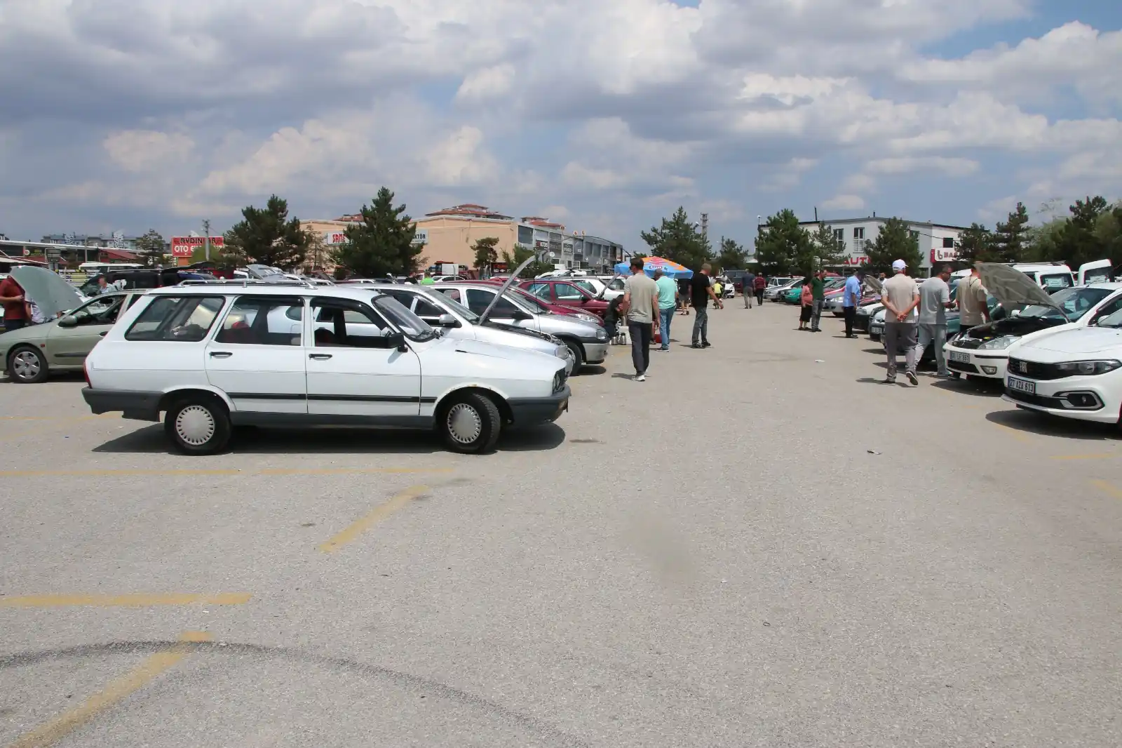 Kütahya’da Ikinci El Oto Pazarında Alıcı Da Satıcı Da Bakıyor