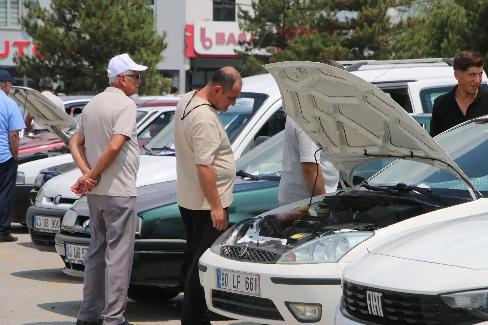 Kütahya’da Ikinci El Oto Pazarında Alıcı Da Satıcı Da Bakıyor1
