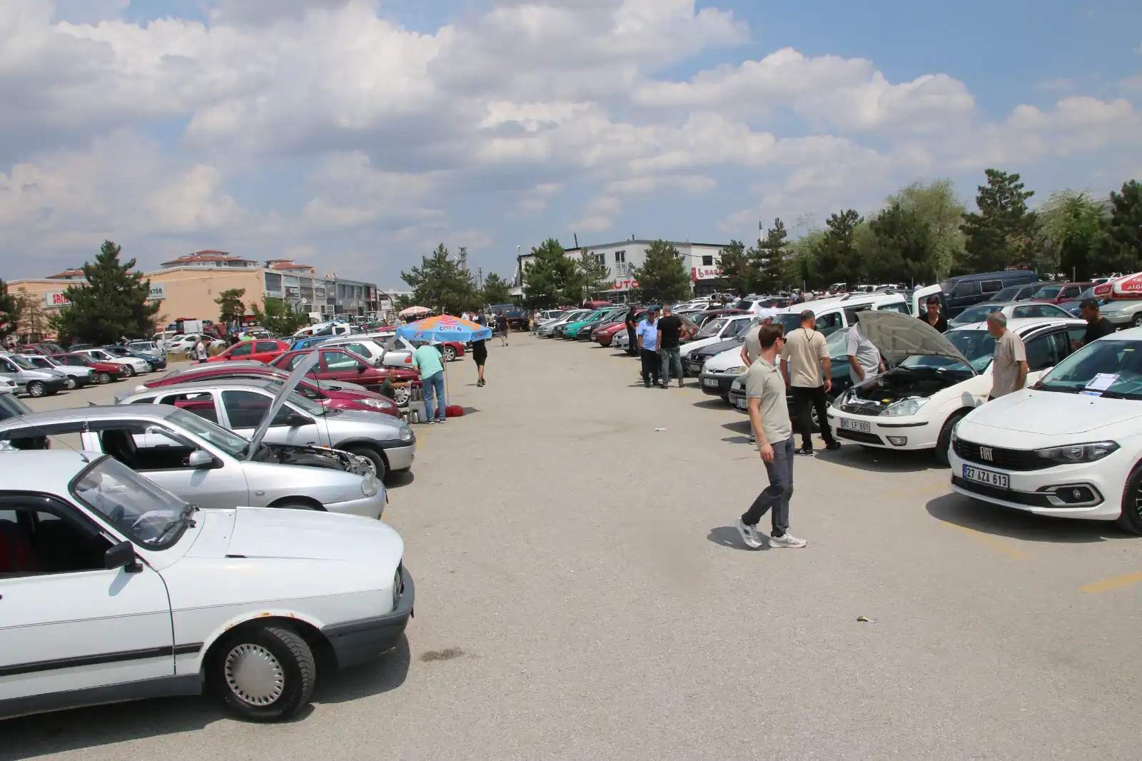 Kütahya’da Ikinci El Oto Pazarında Alıcı Da Satıcı Da Bakıyor3