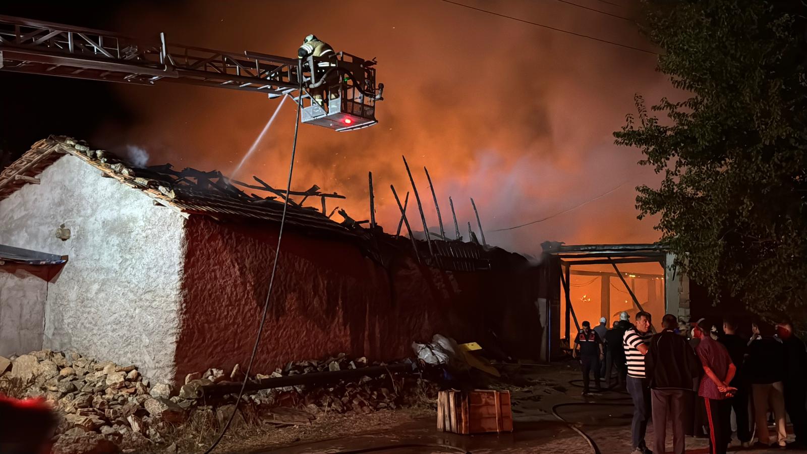 Kütahya’da Karacaören Köyünde Büyük Yangın (12)