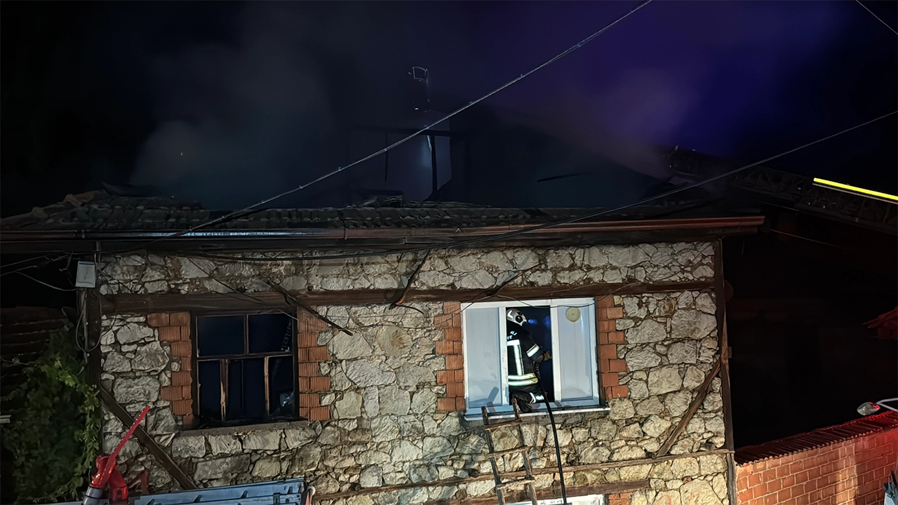 Kütahya'da Köydeki Yangında Evler Alevlere Teslim Oldu2